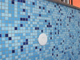 Raccordo di aspirazione base con tappo di chiusura in piscine di cemento