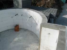 costruzione_della_parte_rotonda_con_mattoni_stiropool