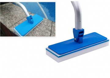 spugna pulizia della piscina
