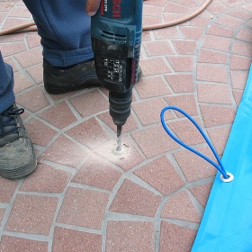 Perno di ancoraggio al suolo - Montaggio del perno, 1° passo